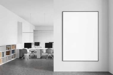Beyaz duvarda büyük boş poster modeliyle minimal ofis içi, bilgisayar ve raflarla temiz çalışma alanı, reklam veya ürün görüntüleme konsepti, 3D oluşturma