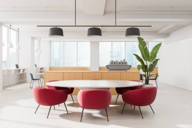 Beyaz yuvarlak masa etrafında kırmızı şezlonglar, modern ışıklandırma ve parlak şehir manzaralı bitki dekoru ile çağdaş ofis iç tasarımı. 3B Hazırlama