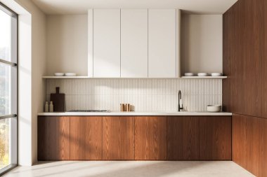 Çağdaş mutfak içi parlak beyaz dolaplar, dikey tırtıklı arka sıçrama, ve sıcak ahşap kaplamalar, büyük bir pencereden güneş ışığıyla aydınlatılıyor, 3D