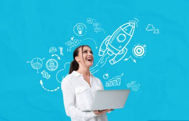 Dizüstü bilgisayarlı gülümseyen bir kadın, beyaz roket ve iş sembolleriyle çevrili, parlak mavi arka planda, başlangıç başarısı ve yenilik kavramı