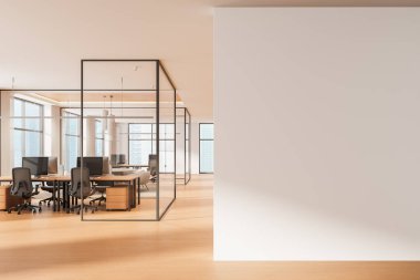 Çağdaş ofis içi cam bölümler, bilgisayar masaları ve beyaz ışıklı bir duvarda büyük boş bir poster modeli. 3B Hazırlama