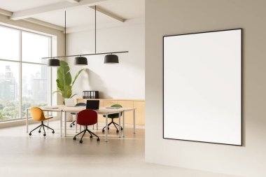 Modern mobilyalar, renkli sandalyeler ve şehir manzaralı büyük pencereler ile temiz ofis içi bej renkli duvarda boş bir poster modeli. 3B Hazırlama