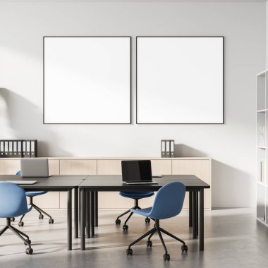 Mavi sandalyeli modern ofis tasarımı, masalarda dizüstü bilgisayarlar, ve beyaz duvarda boş posterler, minimalist çalışma alanı konsepti. 3B Hazırlama