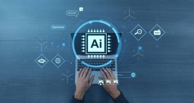 Eller klavyede, parlak yapay zeka hologramı, fütüristik arayüz elementleri, mavi masa arkasında. Yapay zeka teknolojisi kavramı