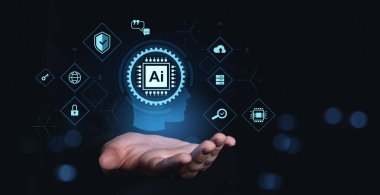 İnsan eli, fütüristik arayüz simgeleriyle parlayan yapay zeka sembolü ve karanlık arka planda teknolojik grafikler, iş süreçlerini otomatikleştirme kavramı.