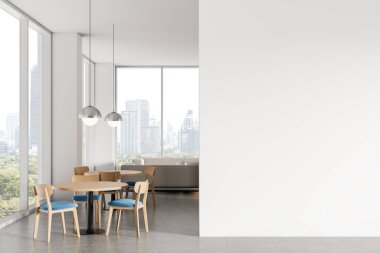 Yuvarlak ahşap masalar ve modern iç mekânda sandalyeler, yumuşak ışıklandırma, tasarım şablonu için büyük boş bir duvar, şehir manzarası arka planında asgari bir düzen. 3B Hazırlama