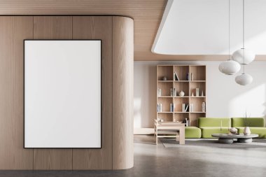 Modern iç mekanda, kitap rafı, yeşil kanepe ve kolye ışıkları olan eğimli ahşap duvarda boş dikey poster modeli, temiz tasarım konsepti. 3B Hazırlama