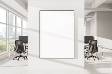 Beyaz duvara çerçevelenmiş boş dikey poster modeli parlak modern ofis içinde sandalyeler, masalar ve büyük pencereler. Temiz tasarım kavramı. 3B Hazırlama