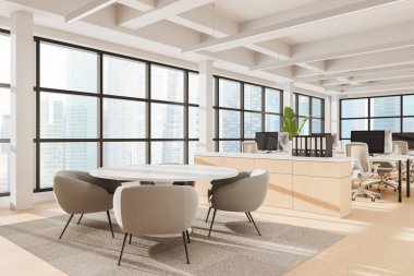 Yuvarlak bir masa, modern bej sandalyeler ve şehir binalarına bakan büyük pencerelerin önünde parlak masalar olan çağdaş bir açık uzay ofisi. 3B Hazırlama