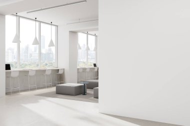 Minimalist beyaz ofis iç mimarisi büyük boş duvar, modern mobilyalar, ve pencerelerden şehir manzarası, poster modeli veya reklam düzeni için ideal. 3B Hazırlama