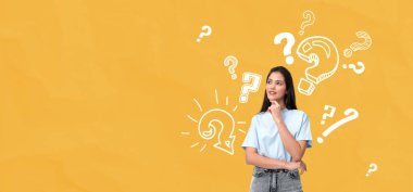 Meraklı genç kadın, eli çenesinde, beyaz soru işaretleriyle çevrili, sarı arka planda, karar verme kavramı ile ayakta duruyor.