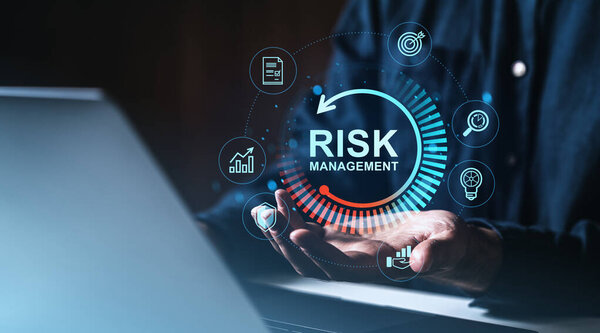 Концепция управления цифровыми рисками, показывающая бизнесмена с голографическими иконками, включая защиту, анализ и инвестиции в темном офисе