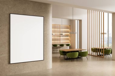 Yeşil sandalyeli ve ahşap bölmeli şık yemek odasındaki eğimli taş duvarda boş dikey poster, temiz bir düzen ve kopyalama alanı. 3B Hazırlama