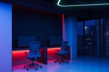 Kırmızı ve mavi ortam aydınlatması altında iki ergonomik sandalye ve monitörle modern ofis içi, gelecekteki çalışma alanı kavramı, 3D oluşturma