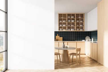 Minimalist mutfak iç dekorasyonu hafif ahşap dolaplar, yuvarlak masa, sandalyeler ve fayanslı duvar, parlak bir arka plan, modern tasarım konsepti