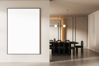 Modern bir yemek odasının yanında, minimalist mobilyalar ve yumuşak ışıklandırma, tasarım veya reklam konsepti olan temiz bir duvarda büyük, boş çerçeveli bir poster. 3B Hazırlama
