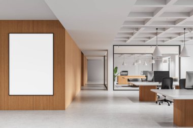 Ahşap duvarları, beyaz tavanı, modern mobilyaları ve duvarında boş dikey posteri olan çağdaş açık uzay ofisi. Kurumsal tasarımın 3B görüntülemesi