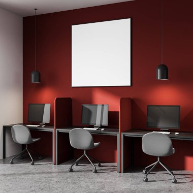 Masaların üstündeki kırmızı duvara boş poster şablonu, temiz modern ofis içinde bilgisayar ve sandalyeler, parlak ışıklandırma. Çalışma alanı tasarımı kavramı. 3B Hazırlama