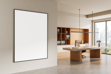 Duvarında büyük boş dikey posteri, ahşap masası, rafları ve şehir manzaralı arka planı olan çağdaş yönetici ofisi. Çalışma alanı tasarımı kavramı. 3B Hazırlama