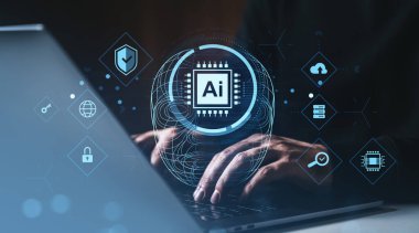 Dizüstü bilgisayarda parlayan yapay zeka simgesi ve siber güvenlik sembolleriyle yazı yazan eller koyu arkaplan, teknoloji ve güvenlik kavramı üzerine fütüristik tasarım