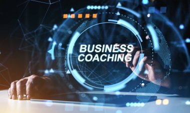 Tablet, fütüristik dijital arayüz stili, soyut teknoloji geçmişi, liderlikte yenilik fikri kullanan ellerle işletme koçluğu kavramı