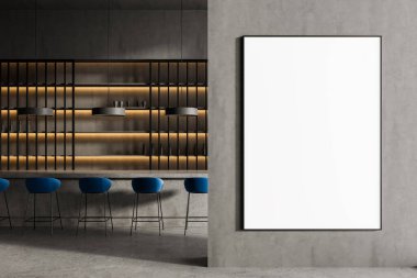 Çağdaş barda mavi tabureler ve arka aydınlatma raflarıyla beton duvarda boş çerçeveli poster şablonu, tasarım düzeni veya reklam konsepti için ideal. 3B Hazırlama