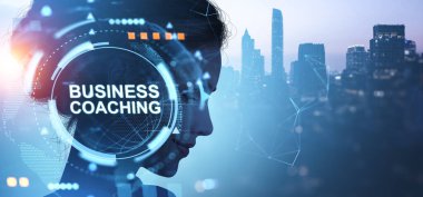 Dijital arayüz ve iş koçluğu metniyle harmanlanmış kadın profil silüeti, akşam karanlığında Bangkok silueti üzerinde, Asya 'daki yenilik kavramını sembolize ediyor