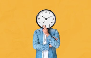 Kafasında saat olan, kot giyen, sarı arka planda duran bir adamın gerçeküstü görüntüsü. Zaman yönetimi ve modern yaşam baskısı kavramı