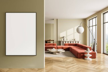 Minimalist bir kavram, kırmızı kanepe ve şık dekorlu, güneşli modern bir iç mekanda zeytin duvarına asılmış boş bir poster modeli. 3B Hazırlama