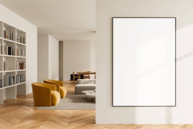 Ahşap zemin, yumuşak ışık, asgari mobilya ve markalaştırma veya tasarım için temiz duvarda kitaplık ile modern iç mekanda boş poster modeli. 3B Hazırlama