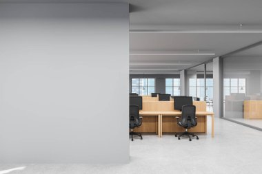Modern ofis içinde içi boş gri duvar. Ahşap masalar, sandalyeler ve bilgisayarlar, ışık zemininde. Çalışma alanı tasarımı kavramı. 3B Hazırlama