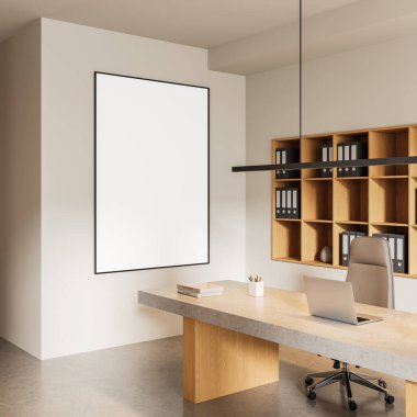 Modern ofisin beyaz duvarında dikey boş poster modeli, temiz bir düzen, ahşap raflar ve masa, dizüstü bilgisayar ve sandalye kurulumu. 3B Hazırlama