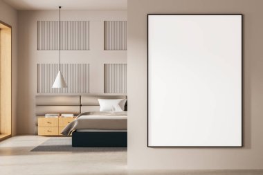 Bej duvarda büyük boş bir poster bilgisayarı, yumuşak ışıkta ahşap mobilyalarla modern yatak odasının içi, tasarım modeli konsepti. 3B Hazırlama