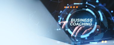 Eller dizüstü bilgisayarda parlayan dijital arayüzle yazarken iş koçluğu metinlerini, fütürist grafik stilini, mavi teknoloji arka planında, koçluk kavramını gösteriyor.