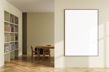 Modern iç mekanda bej duvara asılı boş poster modeli kitap rafı, ahşap masa ve sandalyeler, güneş ışığı gölgeleri. 3B Hazırlama