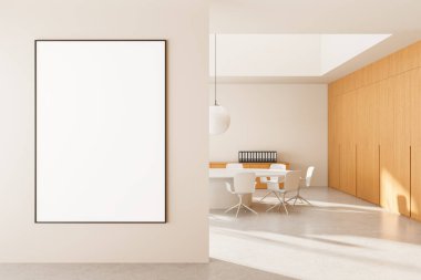 Modern ofis içindeki bej duvardaki boş poster çerçevesi ahşap paneller, beyaz sandalyeler ve doğal ışık, markalaşma veya tasarım konsepti. 3B Hazırlama