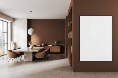 Kahverengi duvarında boş dikey posteri olan modern yemek odası, minimalist mobilyalar, temiz düzen, büyük pencere, 3 boyutlu tasarım, iç tasarım konsepti