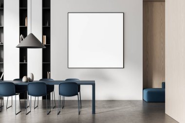 Modern yemek odasının iç kısımlarında mavi sandalyeli beyaz duvarda boş kare poster modeli, temiz tasarım düzeni ve telif alanı konsepti. 3B Hazırlama