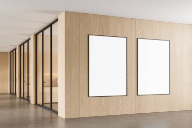 Modern ofis içinde cam bölümleri olan ahşap bir duvarda iki boş dikey poster, tasarım veya markalaşma konsepti için temiz bir düzen. 3B Hazırlama