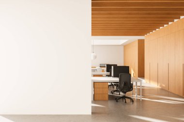 Modern ofis içi solunda boş beyaz duvar, tahta panel duvarlar, şık mobilyalar ve gün ışığında açık bir düzen. 3B Hazırlama