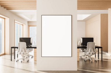 Beyaz duvarda boş dikey poster şablonu modern ofis içinde ahşap tavan kirişleri, masalar ve parlak gün ışığıyla. 3B Hazırlama