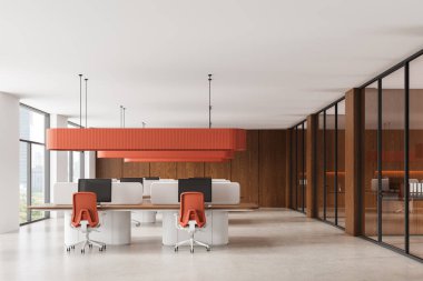 Turuncu sandalyeli, ahşap aksanlı ve temiz bej arka planda cam duvarlı çağdaş açık ofis içi. Modern çalışma alanı kavramı. 3B Hazırlama