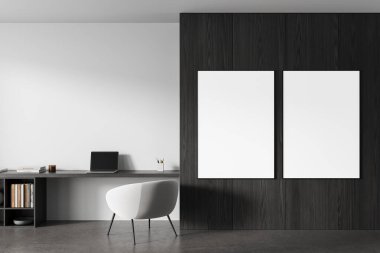 Çağdaş iç mekan. Koyu ahşap duvarda iki adet boş çerçeveli poster. Sandalyeli minimum masa düzeneği, temiz fon. Tasarım görüntüsü için kavram. 3B Hazırlama