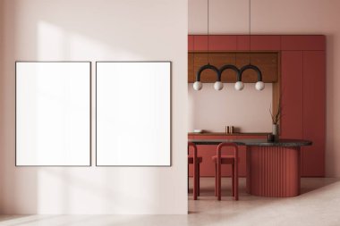 Pastel pembe duvarda kırmızı mobilyaları ve kolye ışıkları olan iki boş çerçeveli poster, modern tasarım konsepti. 3B Hazırlama