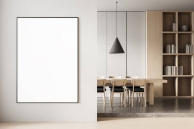 Ahşap mobilyalar, temiz duvarlar, kolye lambası ve rafla dolu modern yemek odasının iç kısımlarında boş dikey poster modeli. 3B Hazırlama