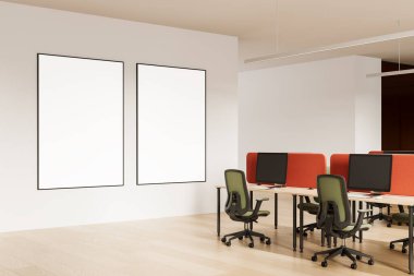 Modern ofis içinde ahşap döşemeli, tasarım, şablon veya ürün modelleme konsepti olan temiz beyaz bir duvarda iki boş çerçeveli poster. 3B Hazırlama