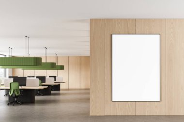 Asgari modern ofis içinde yeşil sandalyeler, kolye ışıkları ve açık çalışma alanı düzeni olan boş ahşap duvarda çerçevelenmiş boş poster modeli. 3B Hazırlama