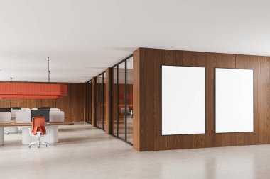 Modern ofis içinde ahşap duvarda iki boş poster modeli, temiz ve parlak bir çevre, asgari tasarım ve sanat konsepti. 3B Hazırlama