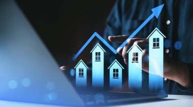 Bir dizüstü bilgisayar ekranı üzerinde yukarı doğru ok ile yükselen ev simgeleri, dijital grafik tarzı, karanlık arka plan, gayrimenkul büyümesi ve yatırım kavramı