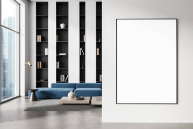 Beyaz duvara asılmış boş çerçeveli poster modeli. Şık oturma odasının içinde mavi kanepe, kitaplık ve şehir manzaralı pencere. 3B Hazırlama